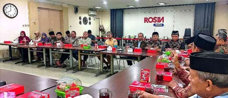 Ketua Divisi Relawan Calon-Cawabup Rober-Adhe, Adhitya Nugroho silaturahim dengan warga LDII Ngringo, pada Selasa (5/11). Foto: LINES