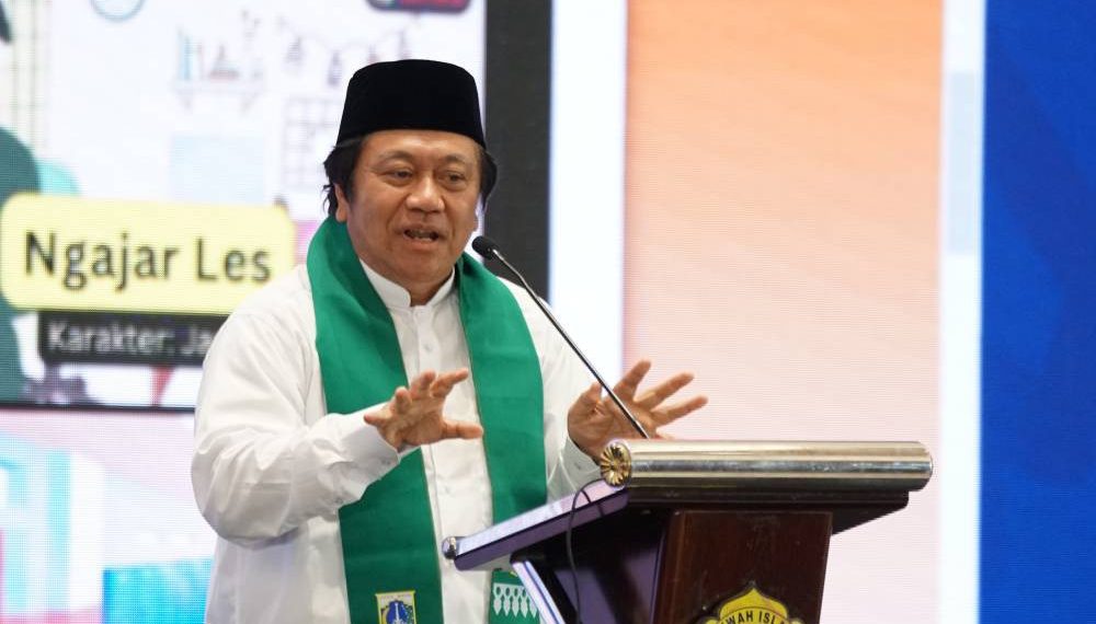 Ketua DPW LDII Jakarta Teddy Suratmadji meluncurkan Komik Anak Saleh berbasis digital di Rapimwil LDII Jakarta. Foto: LINES.