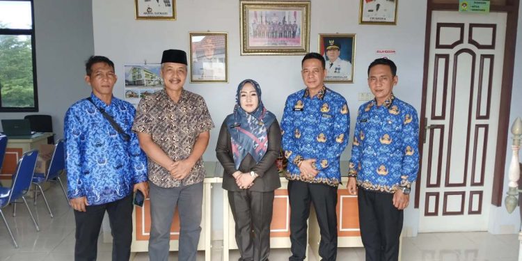 Kabid Ormas, Badan Kesatuan Bangsa dan Politik (Bakesbangpol) Kota Bandar Lampung, Rina Nuriwaty mengunjungi LDII Lampung. Foto: LINES.