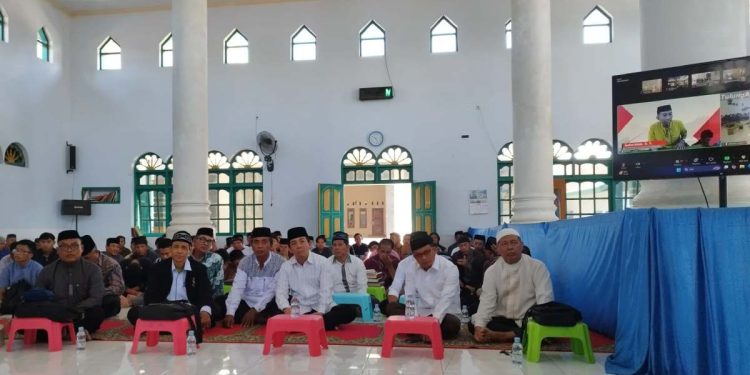Calon Bupati Kabupaten Polewali Mandar Samsul Mahmud bersama Anggota DPRD Polewali Mandar Agus Pranoto menghadiri pengajian yang dihelat DPD LDII Polewali Mandar. Foto: LINES.