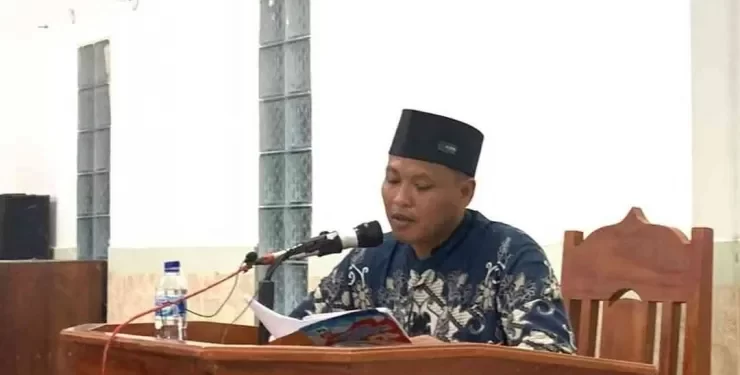Hendri Irnawan Saputra saat pengajian rutin di Masjid Al-Mubarok Fanindi, pada Minggu (3/11). Foto: LINES