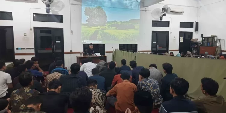 PAC LDII Kelurahan Rajabasa Jaya  menyelenggarakan simulasi penerapan 29 karakter luhur bagi remaja pada Senin (4/11). Foto: LINES