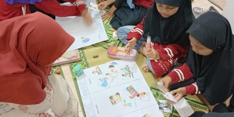 Majelis Diniyah Takmiliyah (MDT) Al Fattah Kadirojo 2 Kalasan mengedukasi santri anak-anak mengenai karakter luhur lewat kegiatan fun activities. Foto: LINES.