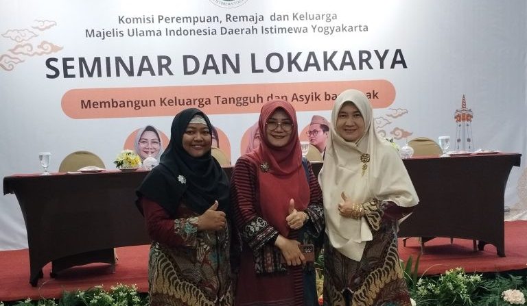 Pengurus Perempuan LDII Daerah Istimewa Yogyakarta (DIY) menghadiri “Seminar dan Lokakarya (Semiloka) Membangun Keluarga Tangguh Finansial dan Emosional”. Foto: LINES