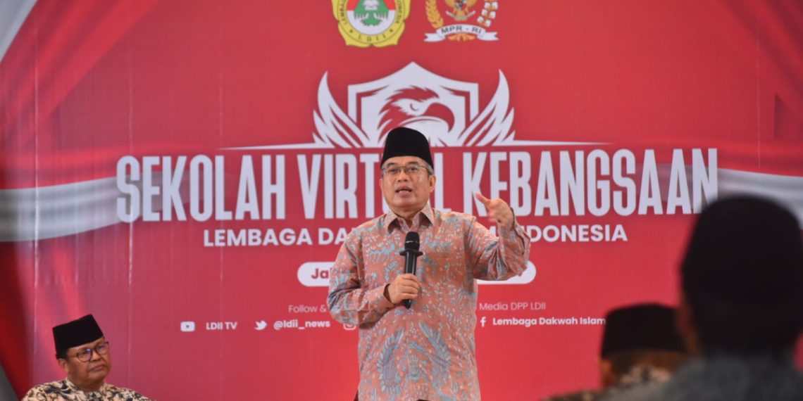 Akademisi IPI Yudi Latif menjadi pembicara di Sekolah Virtual Kebangsaan Sesi 1 di DPP LDII, Jakarta. Foto: LINES.