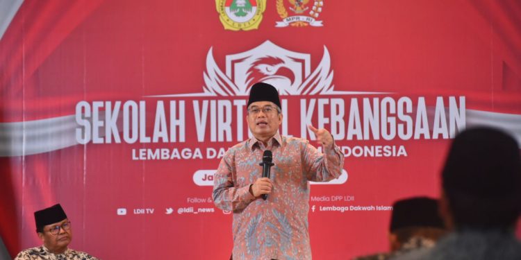 Akademisi IPI Yudi Latif menjadi pembicara di Sekolah Virtual Kebangsaan Sesi 1 di DPP LDII, Jakarta. Foto: LINES.