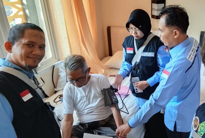 Tidak pernah terbayang sebelumnya ia bisa beribadah haji di usia 35 tahun secara gratis. November tahun 2024 lalu, Diana Sriastutik Indrawati seorang dokter umum di Puskesmas Panyipatan, Tanah Laut, Kalimantan Selatan mencoba mendaftar sebagai Tenaga Kesehatan Haji Indonesia (TKHI). Foto: LINES