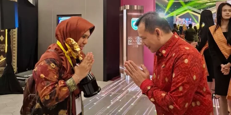 Penjabat (Pj) Gubernur Sumatera Selatan (Sumsel), Elen Setiadi, memberikan penghargaan kepada 54 inovator yang terbagi ke dalam 10 kategori. Foto: LINES