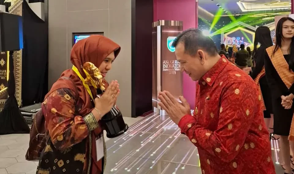 Penjabat (Pj) Gubernur Sumatera Selatan (Sumsel), Elen Setiadi, memberikan penghargaan kepada 54 inovator yang terbagi ke dalam 10 kategori. Foto: LINES