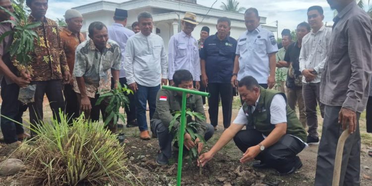 DPD LDII Rokan Hilir berkolaborasi dengan Dinas Lingkungan Hidup (DLH) sekaligus melakukan pembinaan, pada Kamis (7/11). Foto: LINES