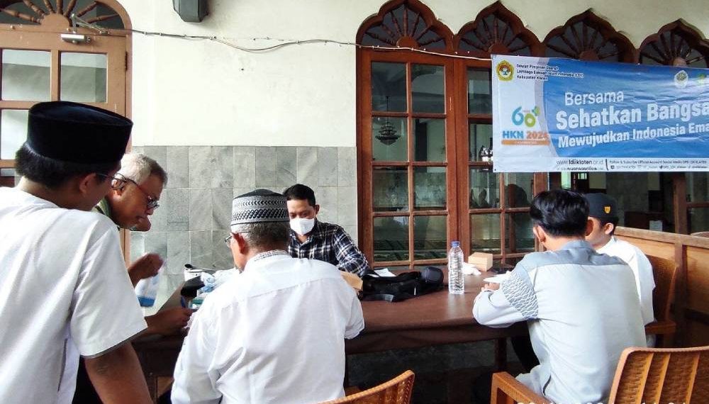 DPD LDII Kabupaten Klaten bersama Forum Komunikasi Kesehatan Islam (FKKI) menggelar bakti sosial untuk memperingati Hari Kesehatan Nasional. Foto: LINES.