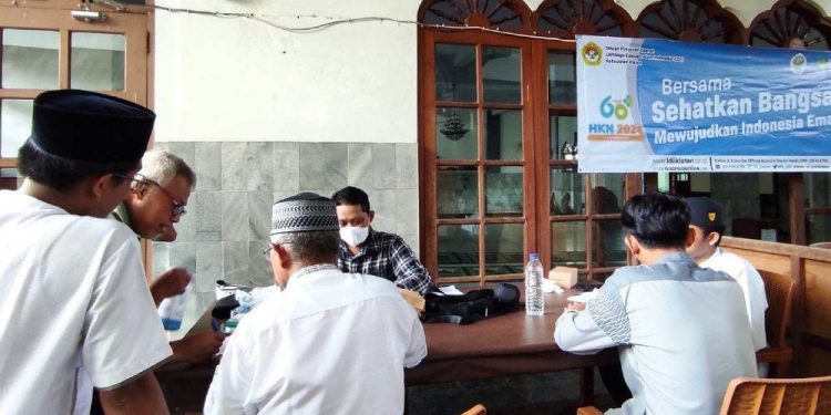 DPD LDII Kabupaten Klaten bersama Forum Komunikasi Kesehatan Islam (FKKI) menggelar bakti sosial untuk memperingati Hari Kesehatan Nasional. Foto: LINES.