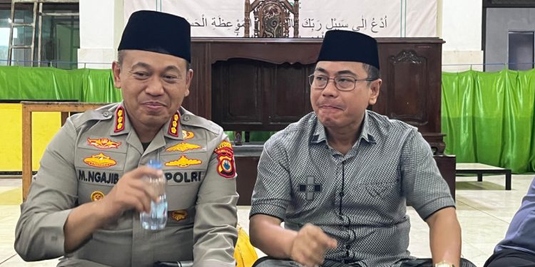 Kapolrestabes Makassar Kombes Pol Mokhamad Ngajib, melaksanakan “Safari Subuh”, di Masjid Roudhotul Jannah, Kota Makassar, pada Selasa (26/11 ). Foto: LINES