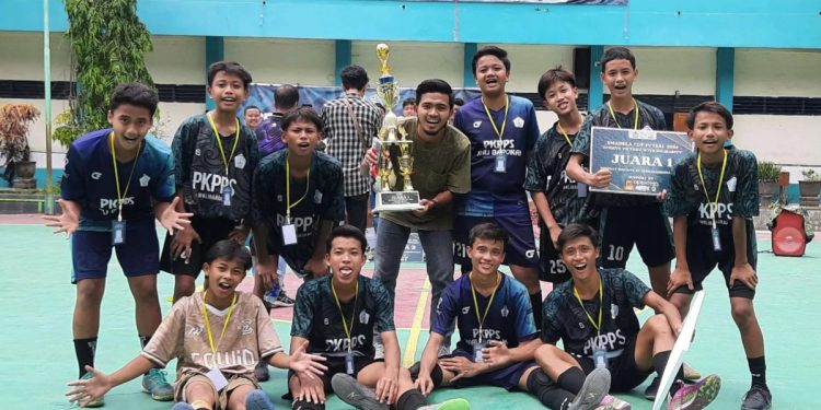 Tim Futsal PKPPS Wustha Wali Barokah Kota Kediri berhasil menjuarai Turnamen SMADELA Cup Futsal 2024, pada Minggu siang (8/12). Foto: LINES
