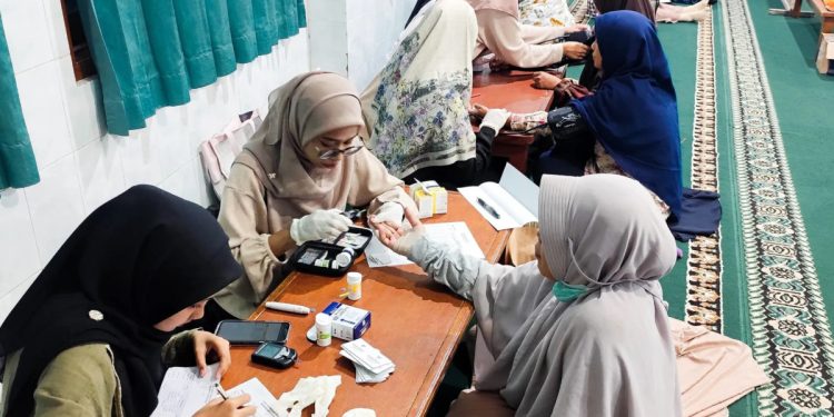 Warga LDII Klitren, Kemantren Gondokusuman, Yogyakarta menggelar kegiatan pemeriksaan kesehatan yang bertempat di Masjid Ar-Royyaan, Kepuh Klitren, pada Rabu (4/12). Foto: LINES