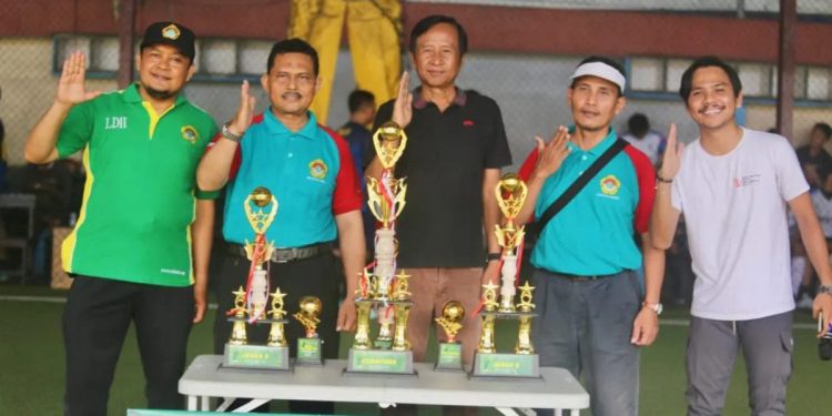 Kepala Kesbangpol Kab. Badung I Nyoman Suendi membuka LDII Badung Cup VII yang berlangsung di Lapangan Simpang Futsal, Badung, pada Minggu, (8/12). Foto: LINES