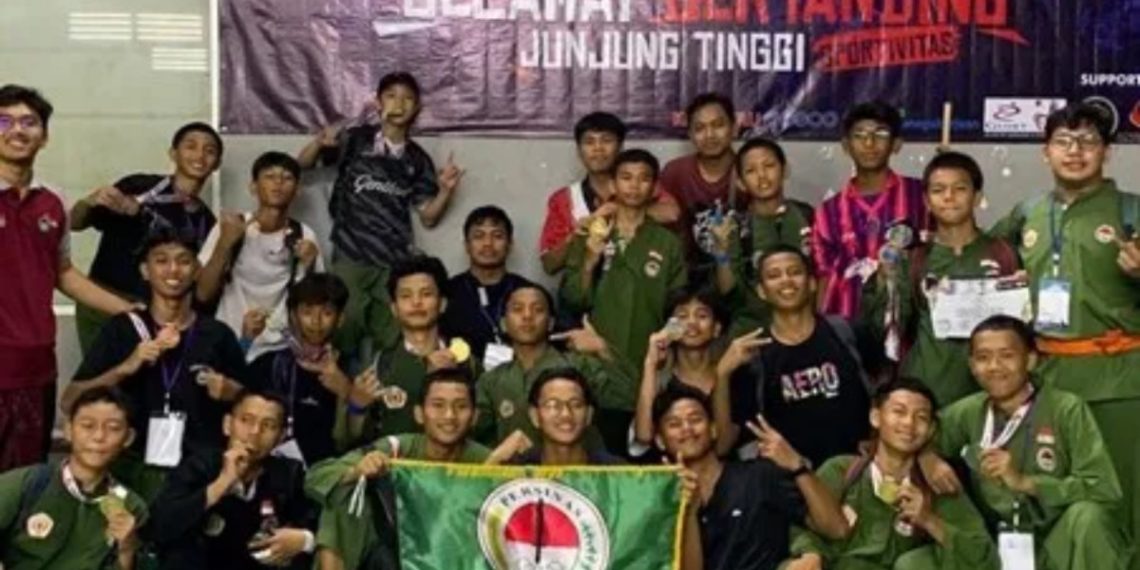 Sebanyak 42 medali diraih pesilat Persinas ASAD Kota Cilegon dan Kabupaten Serang dalam kejuaraan piala Dandim 0623 yang digelar Komando Distrik Militer (Kodim) Kota Cilegon, Banten. Foto: LINES