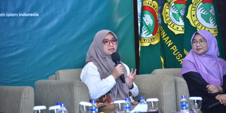 Kordinator Bidang Pemberdayaan Perempuan dan Kesejahteraan Keluarga (PPKK) DPP LDII, Siti Nurannisa memberikan lima tips pengasuhan anak. Foto: LINES