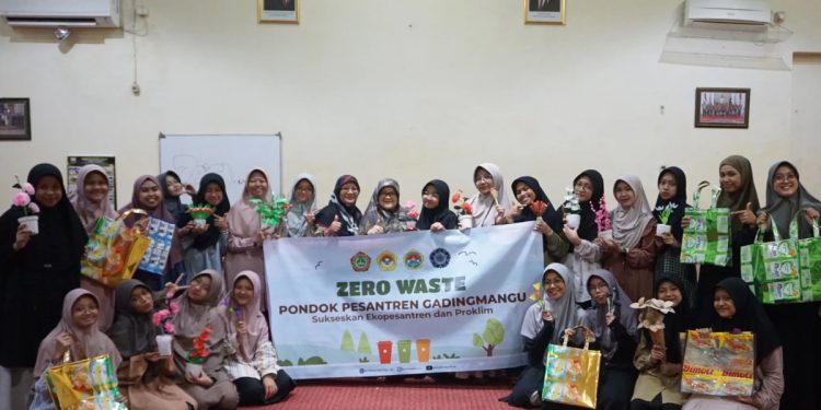 Pondok Pesantren (Ponpes) Gadingmangu kembali membuat terobosan dengan menggelar pelatihan ekonomi sirkuler bagi santri putri, pada Minggu (15/12). Foto: LINES