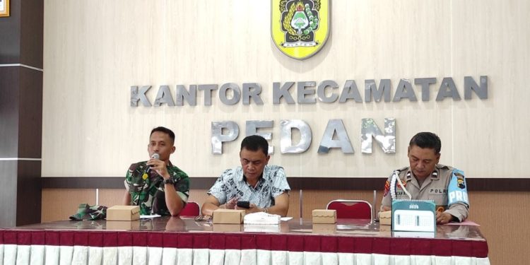 Forum Komunikasi Ormas Pedan (FORKOP) secara resmi menunjuk pengurus baru untuk masa bakti 2025-2027 dalam rapat koordinasi yang berlangsung di Aula Kecamatan Pedan. Foto: LINES