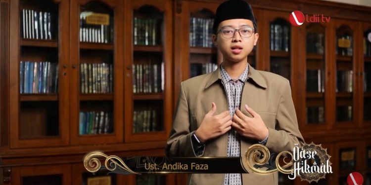 Ustadz Andika Faza dalam tayangan Oase Hikmah beberapa waktu lalu, menyoroti pentingnya etika bermedia sosial. Foto: LINES