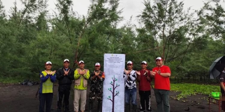 Ratusan santri Pondok Pesantren (Ponpes) Syafi’ur Rohman bersama Pengurus DPD LDII Jember menanam 500 bibit cemara di Pantai Cemara, Puger, Jember, Jawa Timur, pada Minggu (22/12). Foto: LINES