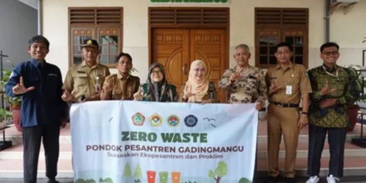Program perlindungan dan pelestarian ekosistem pondok pesantren (ponpes) terus digalakkan demi menjaga lingkungan hidup yang bersih, hijau, dan sehat. Foto: LINES