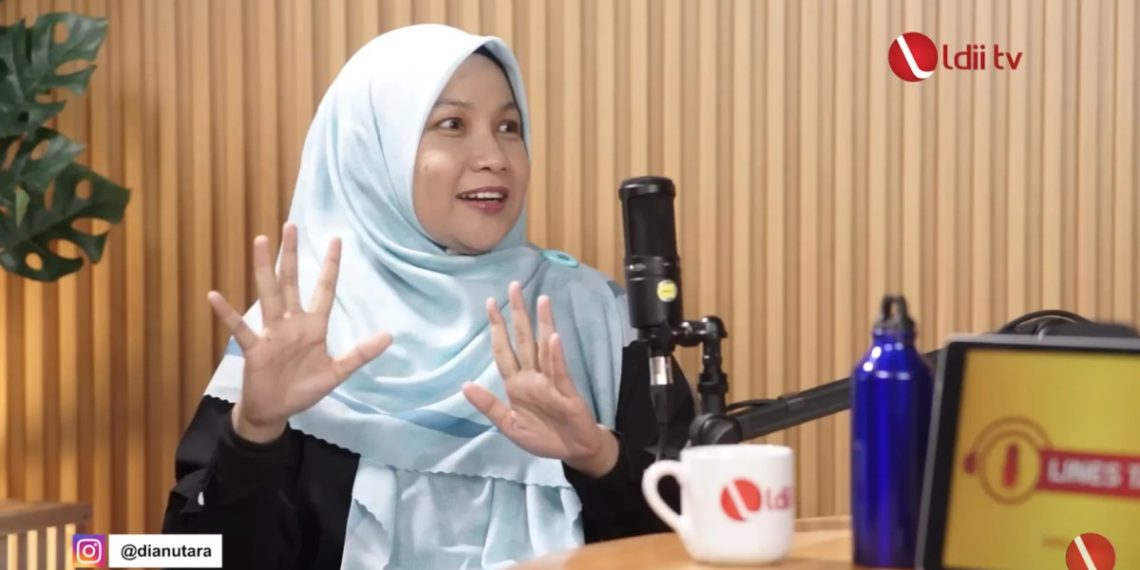 Anggota Departemen Pemberdayaan Perempuan dan Kesejahteraan Keluarga (PPKK) DPP LDII Dian Alia Putri dalam tayangan Lines Talk LDII TV beberapa waktu lalu. Foto: LINES