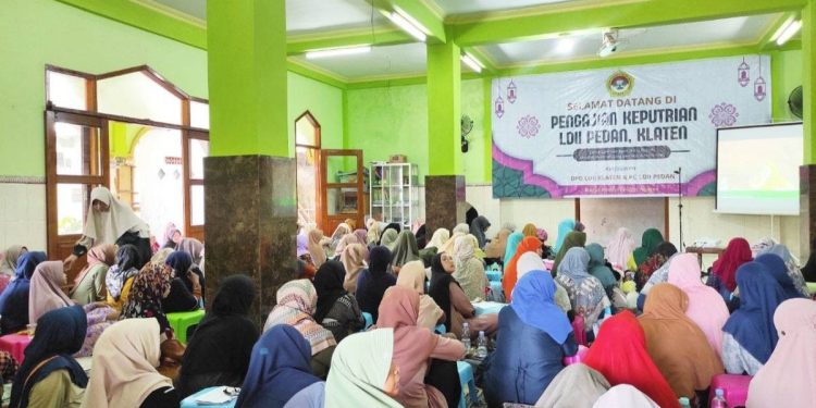 Ratusan wanita PC LDII Kecamatan Pedan menghadiri pengajian Keputrian yang digelar di Masjid Khoirul Fatihin, Pedan, Klaten. Foto: LINES.