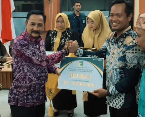 Pemerintah Kabupaten Tanah Laut (Pemkab Tala) memberikan penghargaan kepada sejumlah inovator daerah di ajang Tanah Laut Innovation Award 2024. Foto: LINES.