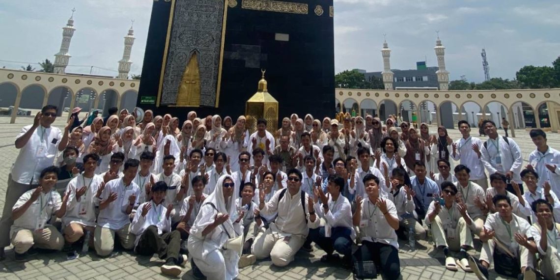 Remaja LDII Kota Magelang menggelar wisata religi berupa praktik manasik haji dan umroh. Foto: LINES.