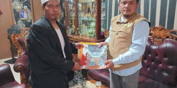 Pengurus Pimpinan Anak Cabang (PAC) LDII Mekarrahayu silaturahim dengan sejumlah tokoh masyarakat serta aparat. Foto: LINES.