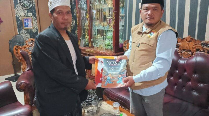 Pengurus Pimpinan Anak Cabang (PAC) LDII Mekarrahayu silaturahim dengan sejumlah tokoh masyarakat serta aparat. Foto: LINES.