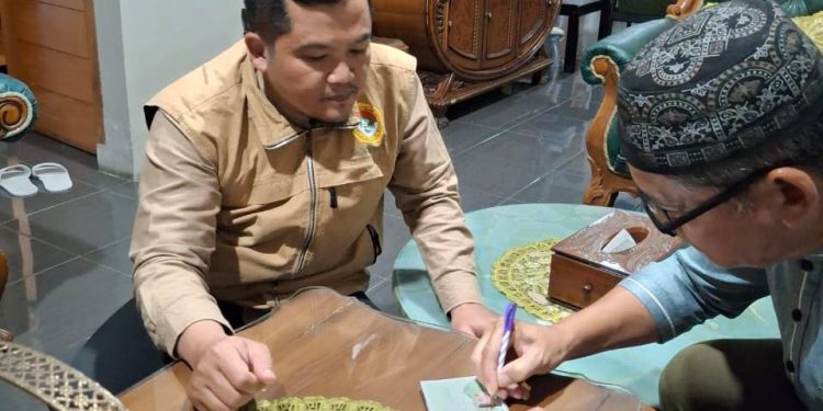 PC LDII Kecamatan Margaasih memberikan bantuan dana untuk mendukung perbaikan jalan umum dan gorong-gorong di RT 01 RW 17, Mekarrahayu, Margaasih, Kabupaten Bandung. Foto: LINES.