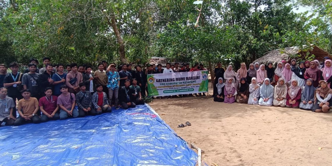 Puluhan remaja LDII Ketapang ikut gathering di Pantai Air Mata Permai Ketapang. Foto: LINES.
