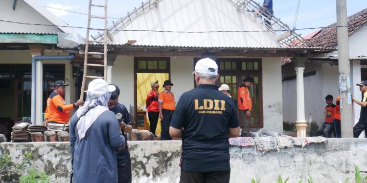 Pondok Pesantren (Ponpes) Gadingmangu bergerak cepat menyalurkan bantuan berupa peralatan kebersihan bekerja sama dengan Senkom Mitra Polri Gadingmangu. Foto: LINES.