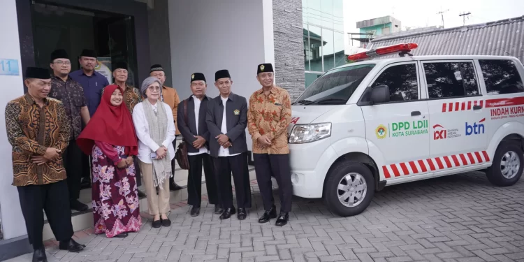 DPD LDII Surabaya menerima bantuan hibah satu unit ambulans dari anggota Komisi IX DPR RI Indah Kurnia, pada Jumat (29/11). Foto: LINES