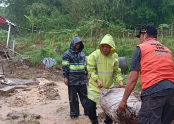 Relawan LDII dan Senkom Bangun Tanggul Sementara Cegah Banjir Susulan di Sukabumi