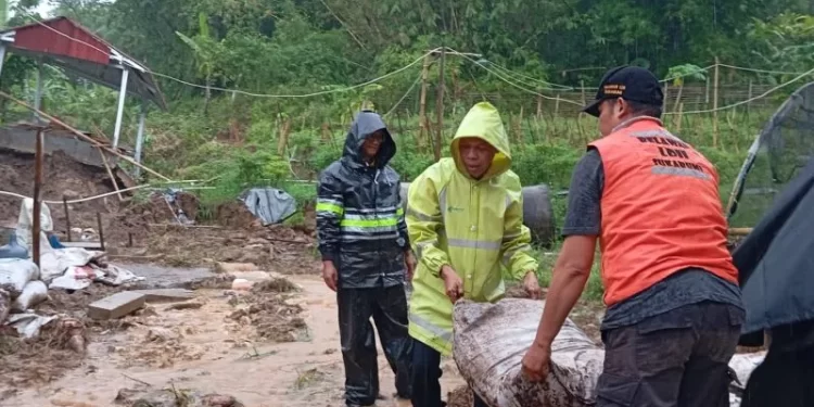 Sejumlah relawan LDII dan Senkom Mitra Polri bahu-membahu membantu warga Kampung Mekarsari, Sukabumi, yang terdampak banjir bandang dan tanah longsor pada Senin (12/9). Foto: LINES