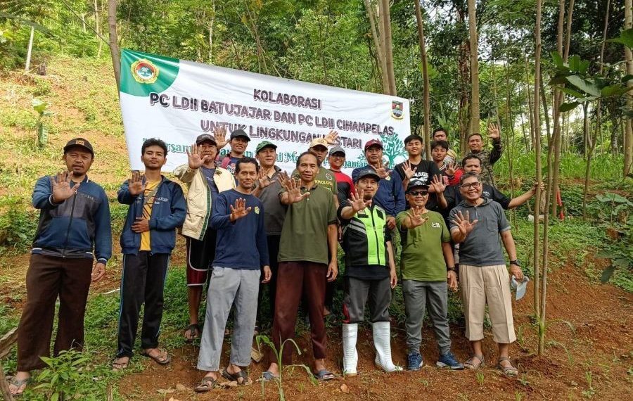 Pimpinan Cabang (PC) LDII Kecamatan Cihampelas dan Kecamatan Batujajar menggelar kegiatan menanam pohon di Perbukitan Kampung Jalantir, Batujajar, Kabupaten Bandung Barat, Jawa Barat pada Rabu (25/12). Foto: LINES