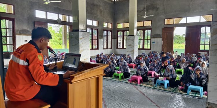 PD LDII Nabire bekerja sama dengan Senkom Mitra Polri Papua Tengah memberikan pelatihan pemadam kebakaran di halaman Masjid Al-Manshurin, Nabire, Papua Tengah pada Minggu (29/12). Foto: LINES