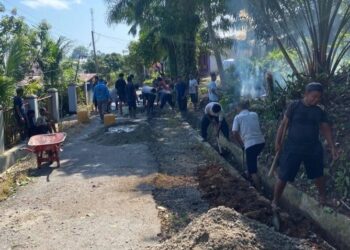 LDII Giri Kencana Bersama Masyarakat Sekitar Gotong Royong Perbaiki Jalan