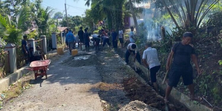 Warga LDII Giri Kencana bersama masyarakat sekitar gotong royong memperbaiki jalan. Foto: LINES