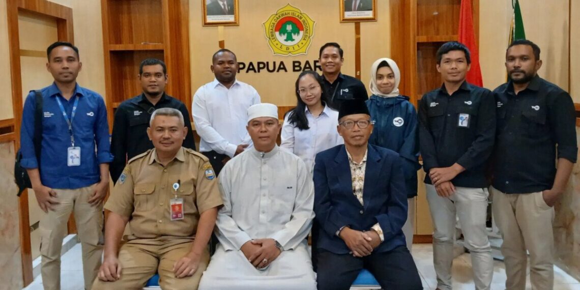 Muballigh LDII Papua Barat Ust. H. Ilham Rusdi beserta Ketua DPW LDII Papua Barat, H. Suroto mengisi tausiah dalam program TVRI Papua Barat untuk menyambut Hari Raya Idul Adha 1446 H. Foto: LINES