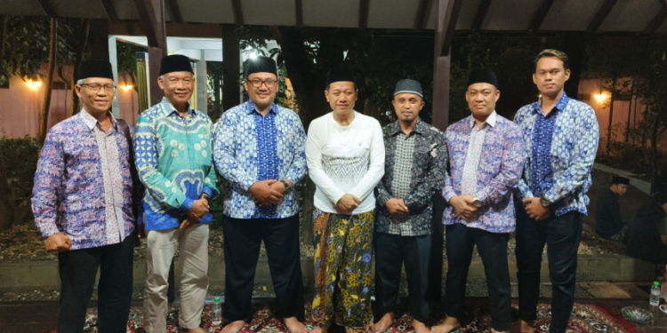 Pengurus DPD LDII Kabupaten Kudus bersilaturahmi dengan Bupati Kudus terpilih, Sam’ani Intakoris, di kediamannya di Kudus, Jawa Tengah. Foto: LINES