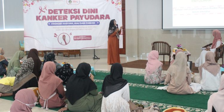 PAC LDII Pabuaran Mekar berkolaborasi dengan Forum Komunikasi Kesehatan Indonesia (FKKI) menggelar penyuluhan kesehatan deteksi dini kanker payudara. Foto: LINES