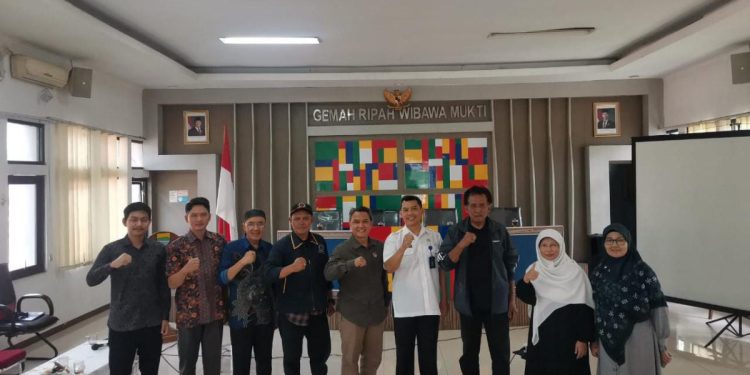 Pemerintah Kecamatan Panyileukan bekerja sama dengan Pimpinan Cabang (PC) LDII Panyileukan, Kota Bandung, Jawa Barat memberikan pelatihan beternak ayam perkotaan. Foto: LINES