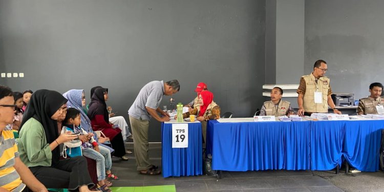 elaksanaan Pemilihan Kepala Daerah (Pilkada) serentak 2024 yang digelar di halaman Sekretariat DPD LDII Kota Bandung, Kecamatan Sukajadi, Bandung, Jawa Barat, berlangsung tertib dan kondusif pada Rabu (27/11). Foto: LINES