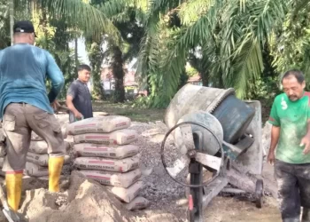 PC LDII Mandau Bersama Warga Sekitar Gotong Royong Perbaiki Jalan Rusak