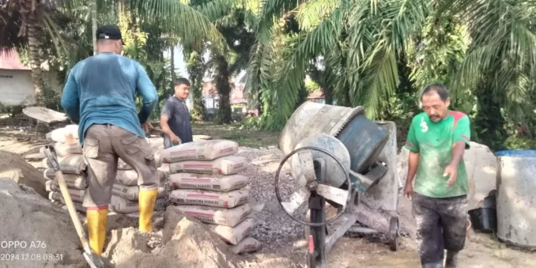 PC LDII Mandau bersama warga sekitar bergotong-royong memperbaiki jalan rusak di Kelurahan Air Jamban, Bengkalis, Riau, pada Minggu (8/12). Foto: LINES